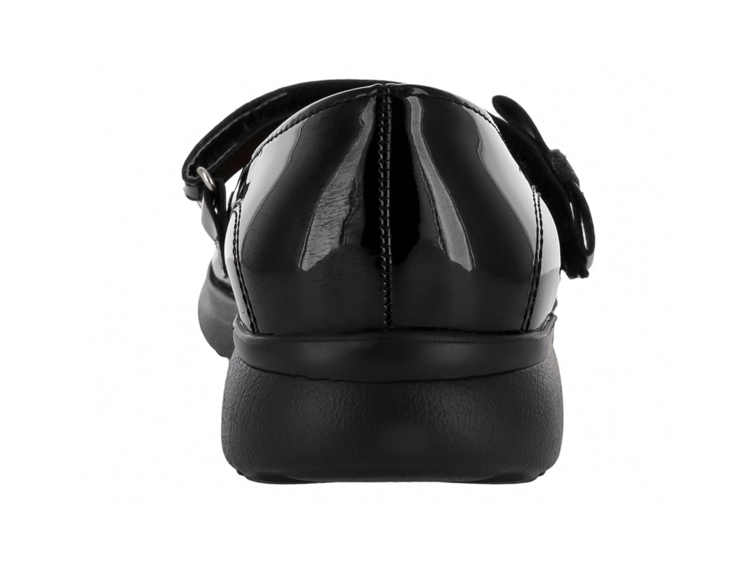 Zapato infantil de charol negro con correa y hebilla, suela negra resistente.