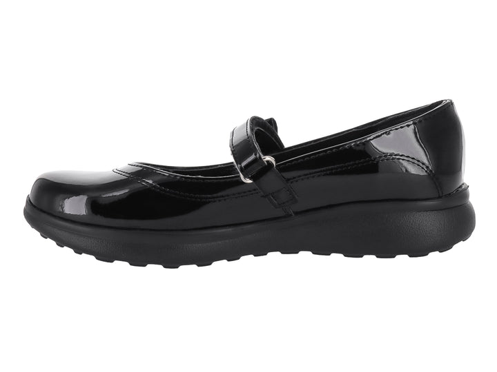Zapato infantil de charol negro con correa y hebilla, suela negra resistente.