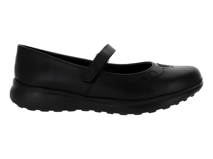 Zapato infantil color negro de material sintético con correa de ajuste y suela cómoda.