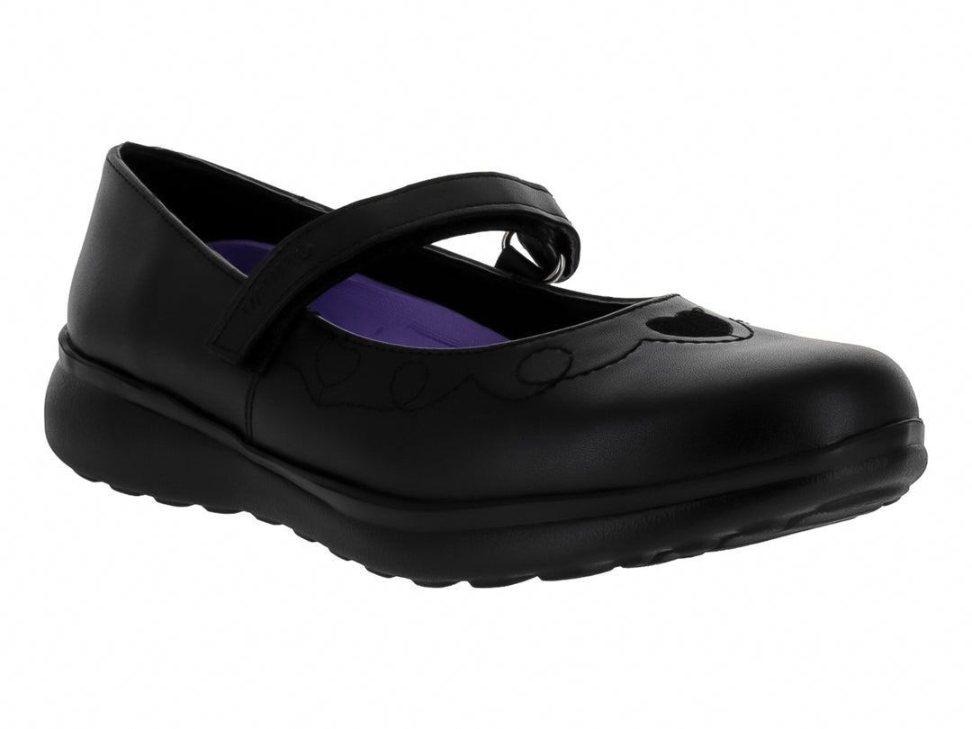Zapato infantil color negro de material sintético con correa de ajuste y suela cómoda.