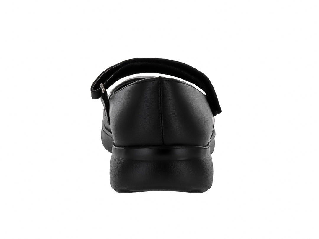 Zapato infantil color negro de material sintético con correa de ajuste y suela cómoda.