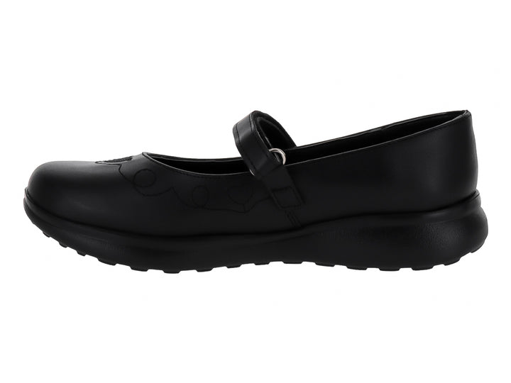 Zapato infantil color negro de material sintético con correa de ajuste y suela cómoda.