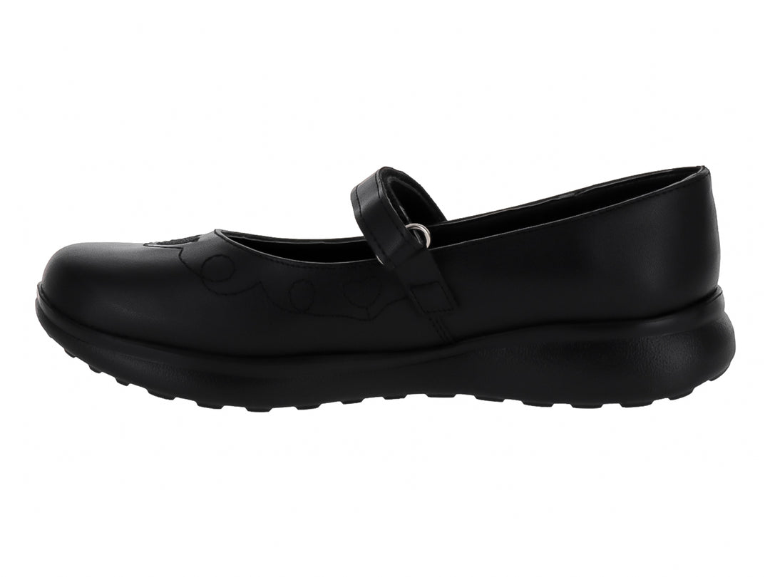 Zapato infantil color negro con correa ajustable y suela gruesa.