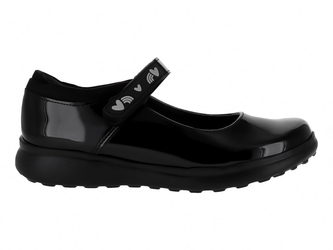 Zapato infantil de charol negro con correa adornada con corazones y suela negra.