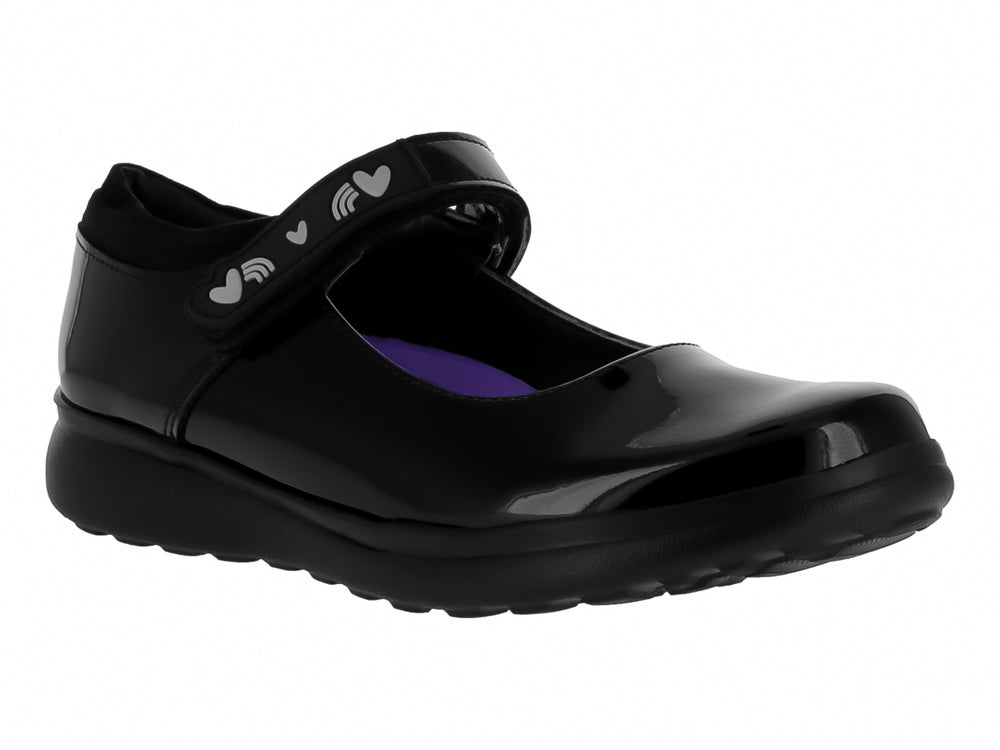 Zapato infantil de charol negro con correa adornada con corazones y suela negra.