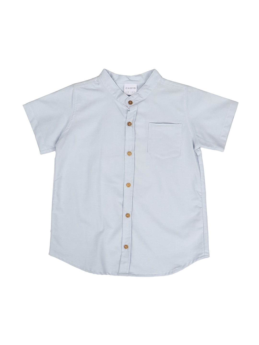 Camisa de manga corta color azul claro para niño con botones frontales y un bolsillo en el pecho.