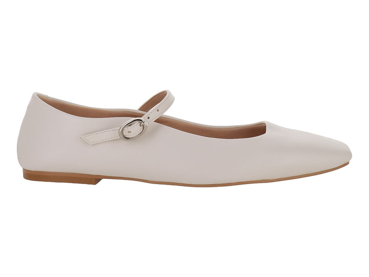Zapato plano estilo ballerina color beige con correa y hebilla metálica.