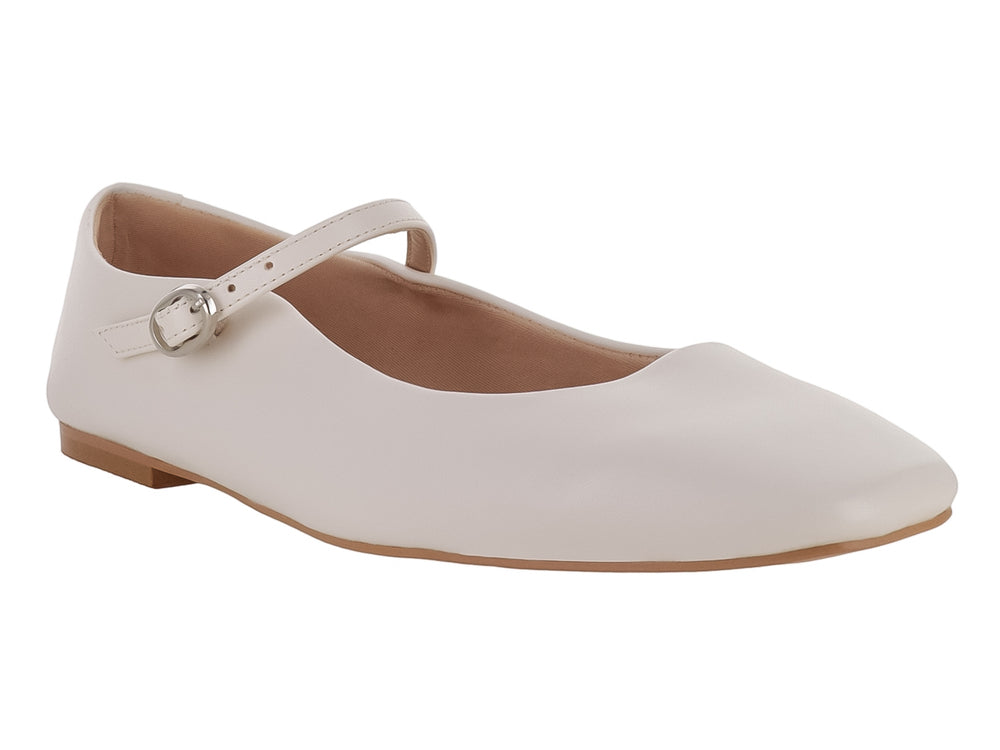 Zapato plano estilo ballerina color beige con correa y hebilla metálica.