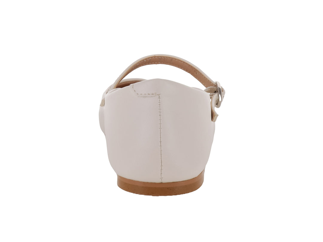 Zapato plano estilo ballerina color beige con correa y hebilla metálica.