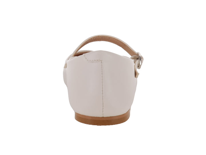 Zapato plano estilo ballerina color beige con correa y hebilla metálica.