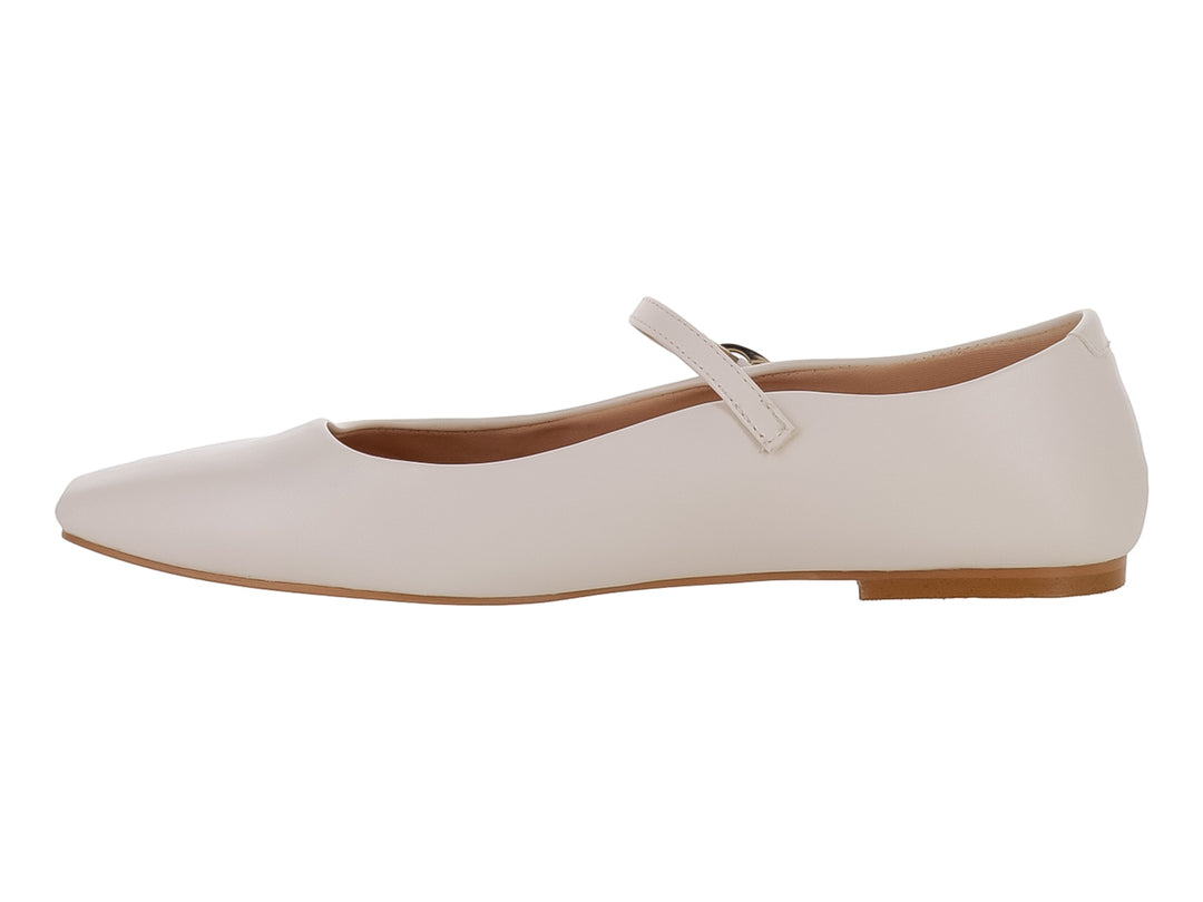 Zapato plano estilo ballerina color beige con correa y hebilla metálica.