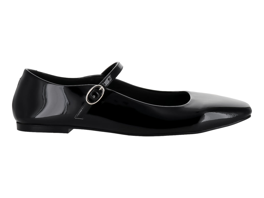 Zapato plano negro de acabado brillante con correa y hebilla plateada.