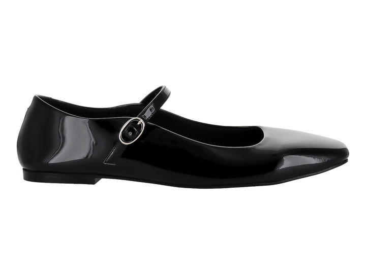 Zapato plano negro de acabado brillante con correa y hebilla plateada.