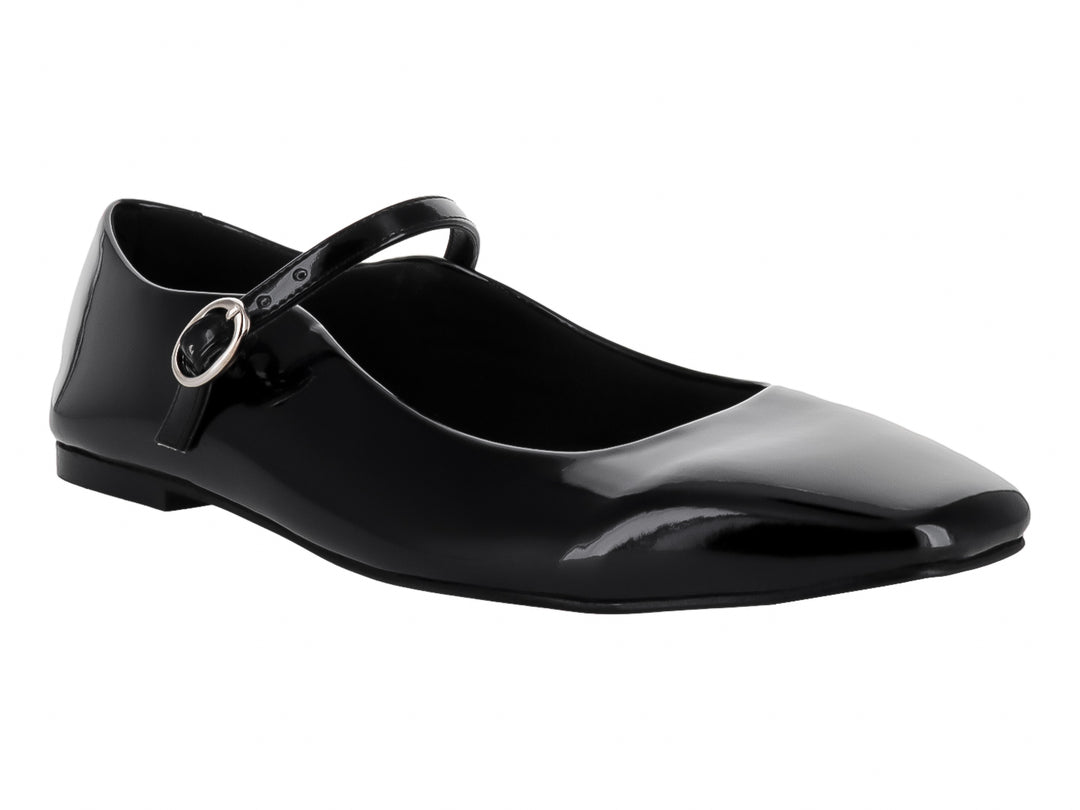 Zapato plano negro de acabado brillante con correa y hebilla plateada.
