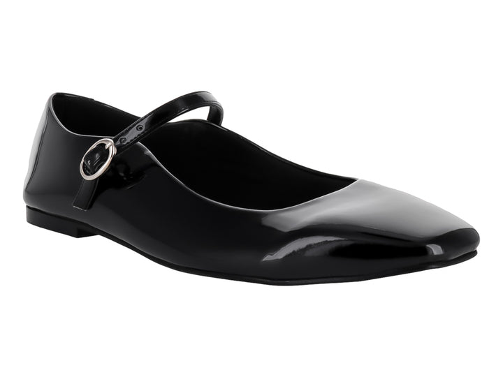 Zapato plano negro de acabado brillante con correa y hebilla plateada.