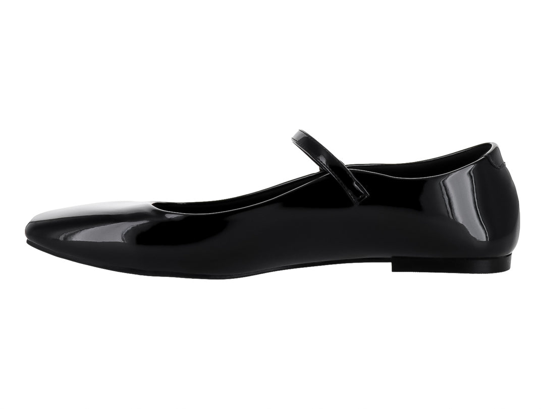 Zapato plano negro de acabado brillante con correa y hebilla plateada.