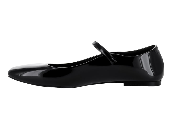 Zapato plano negro de acabado brillante con correa y hebilla plateada.