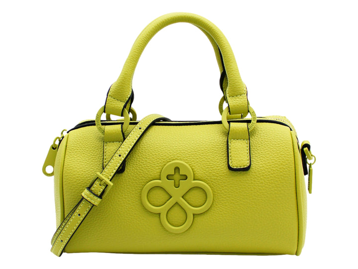 Bolso tipo bowler color verde lima con asas superiores, correa ajustable y detalle decorativo frontal.
