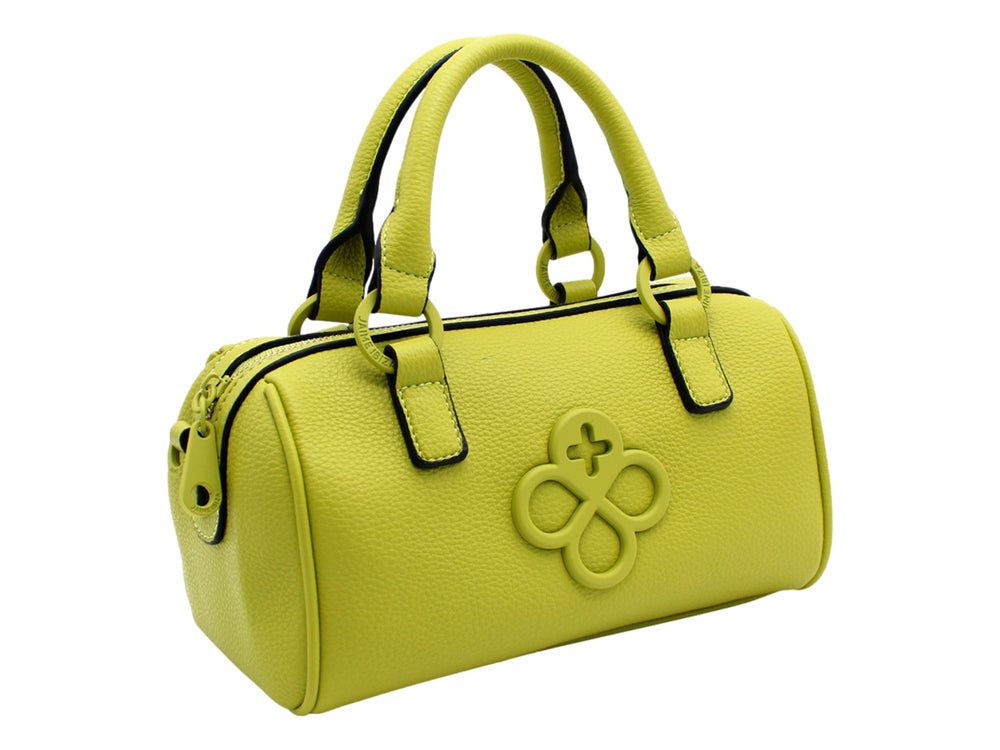 Bolso tipo bowler color verde lima con asas superiores, correa ajustable y detalle decorativo frontal.