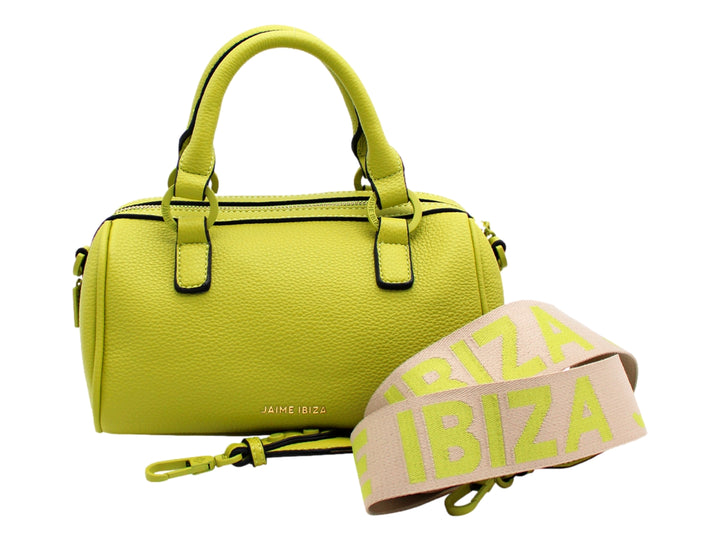 Bolso tipo bowler color verde lima con asas superiores, correa ajustable y detalle decorativo frontal.