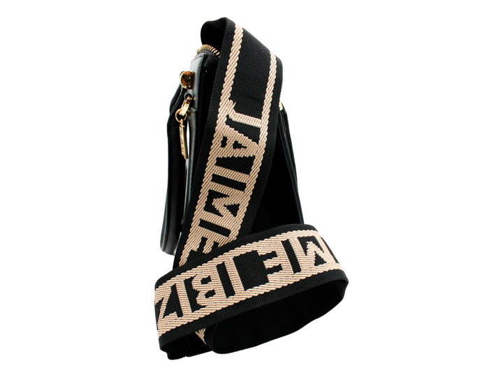 Bolso satchel negro de Jaime Ibiza con asa superior, correa larga y detalles metálicos en color dorado.