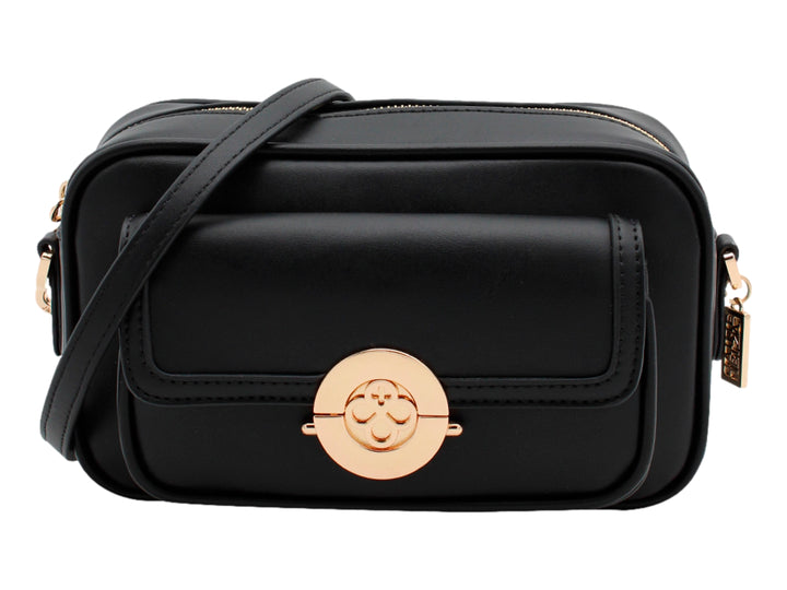 Bolso bandolera color negro con detalles metálicos dorados y correa ajustable.