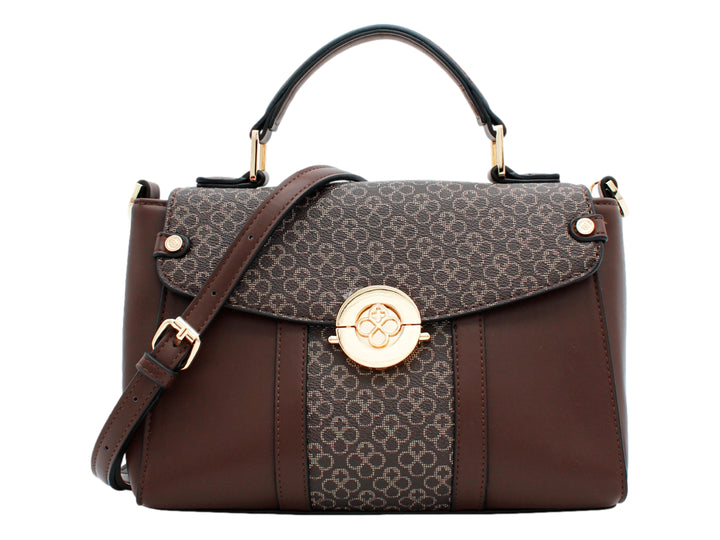 Bolso de mano color chocolate con detalle estampado central, asa superior y cierre dorado circular.