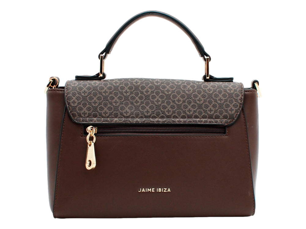 Bolso de mano color chocolate con detalle estampado central, asa superior y cierre dorado circular.