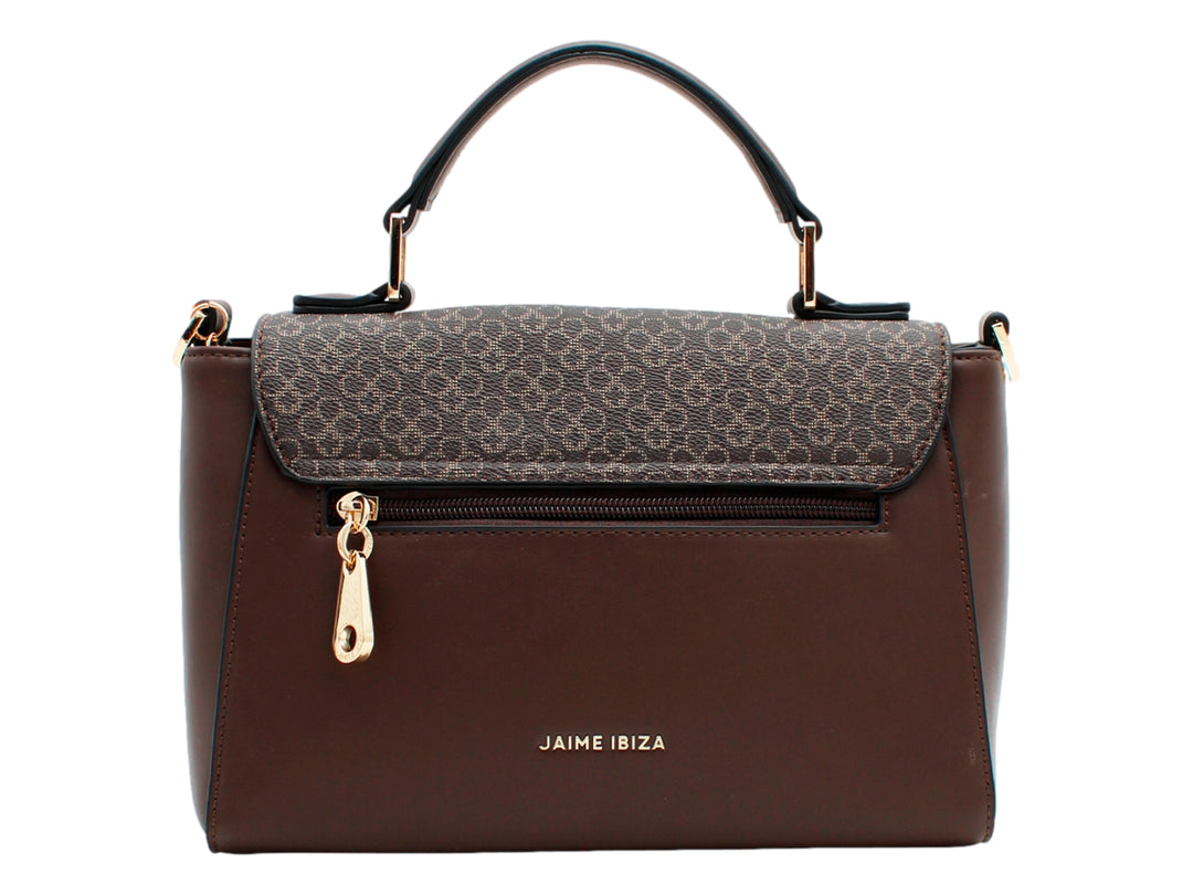 Bolso de mano color chocolate con detalle estampado central, asa superior y cierre dorado circular.