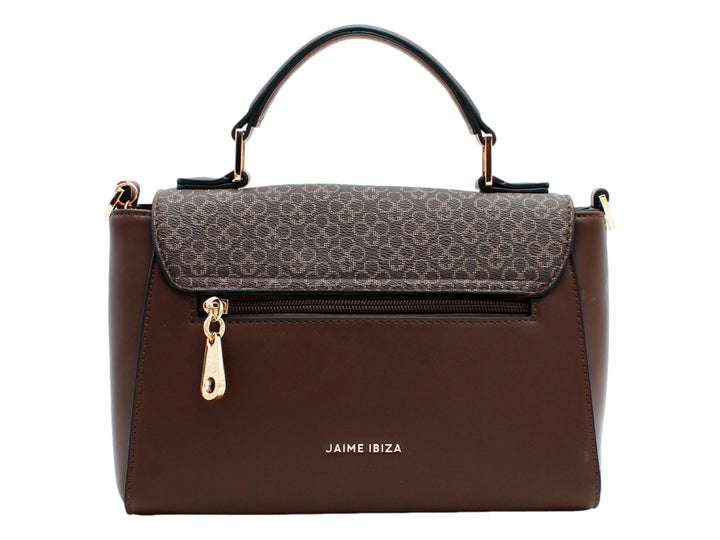 Bolso de mano color chocolate con detalle estampado central, asa superior y cierre dorado circular.
