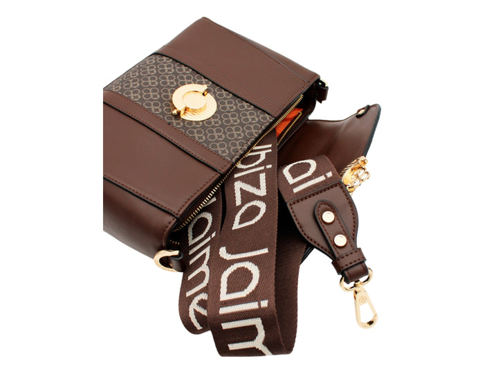 Bolso de mano color chocolate con detalle estampado central, asa superior y cierre dorado circular.