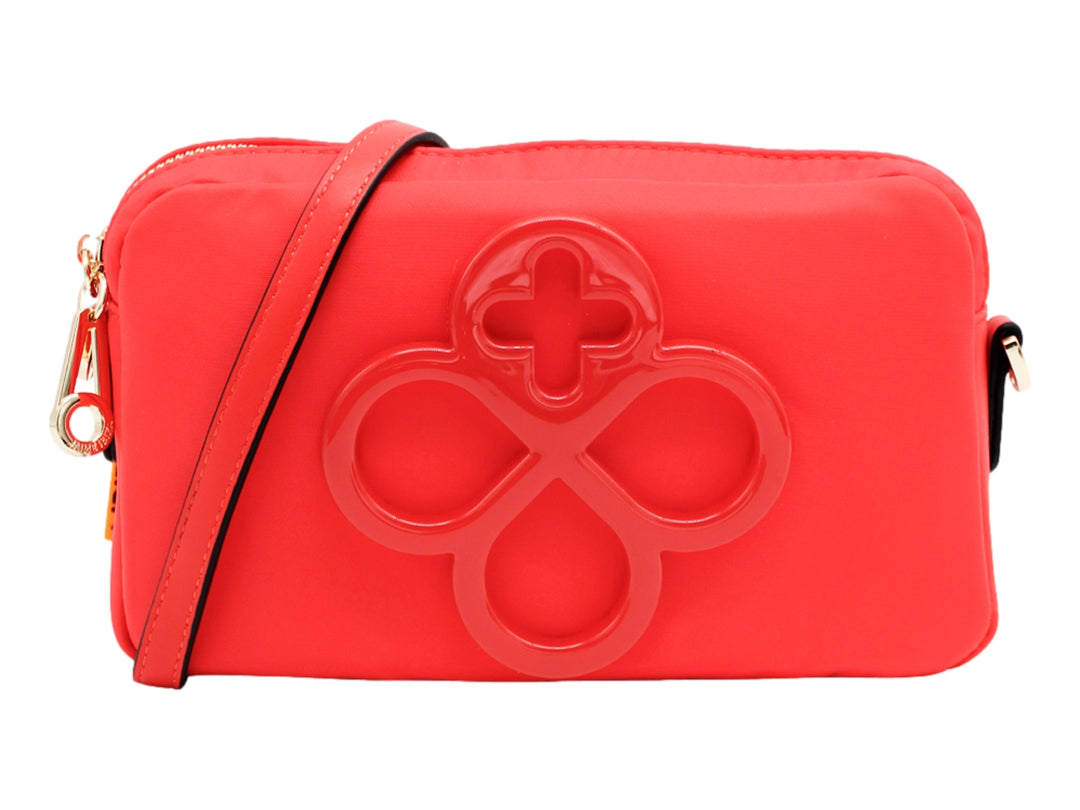 Bolso crossbody rojo de Jaime Ibiza con diseño rectangular y detalle decorativo en relieve al frente.