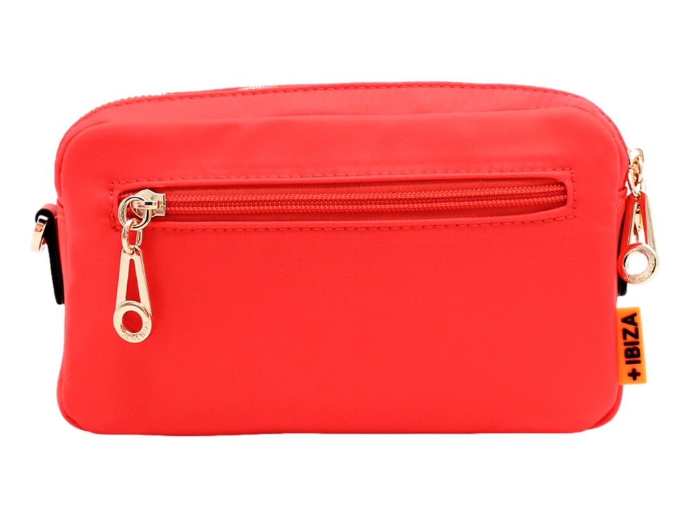 Bolso crossbody rojo de Jaime Ibiza con diseño rectangular y detalle decorativo en relieve al frente.