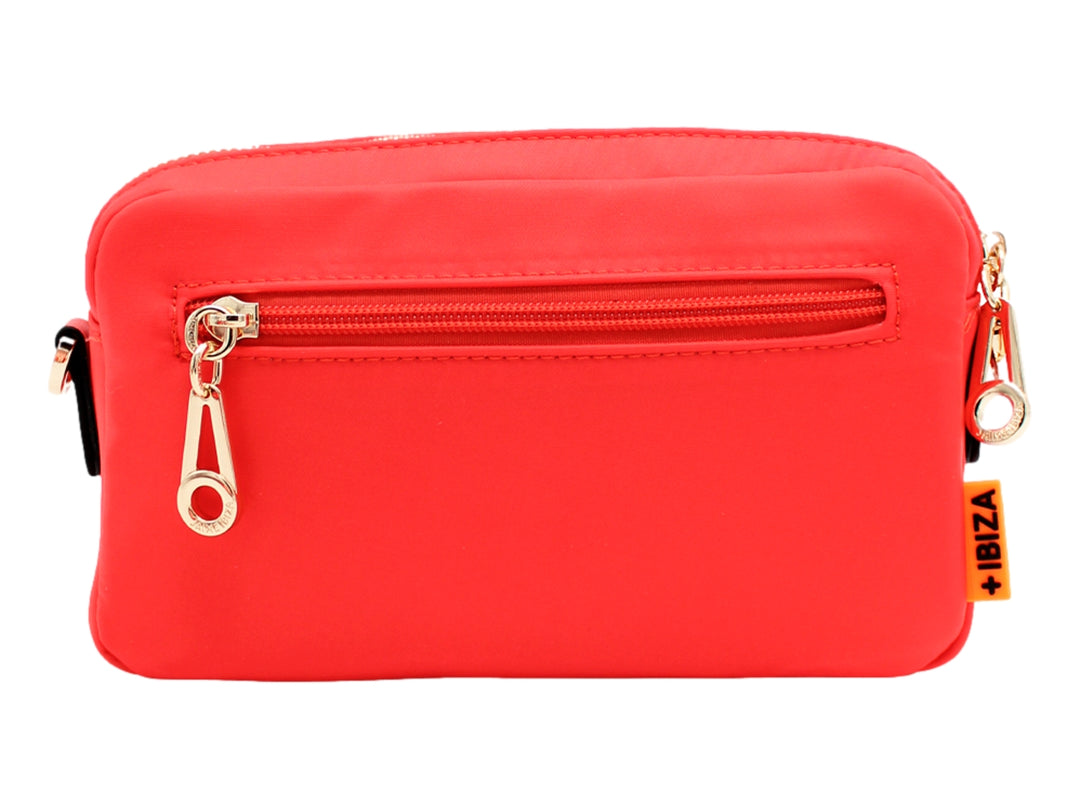 Bolso crossbody rojo de Jaime Ibiza con diseño rectangular y detalle decorativo en relieve al frente.
