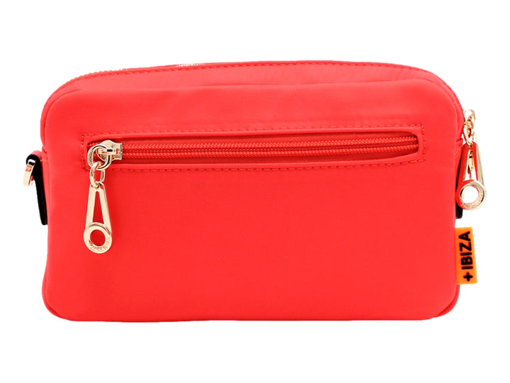 Bolso crossbody rojo de Jaime Ibiza con diseño rectangular y detalle decorativo en relieve al frente.
