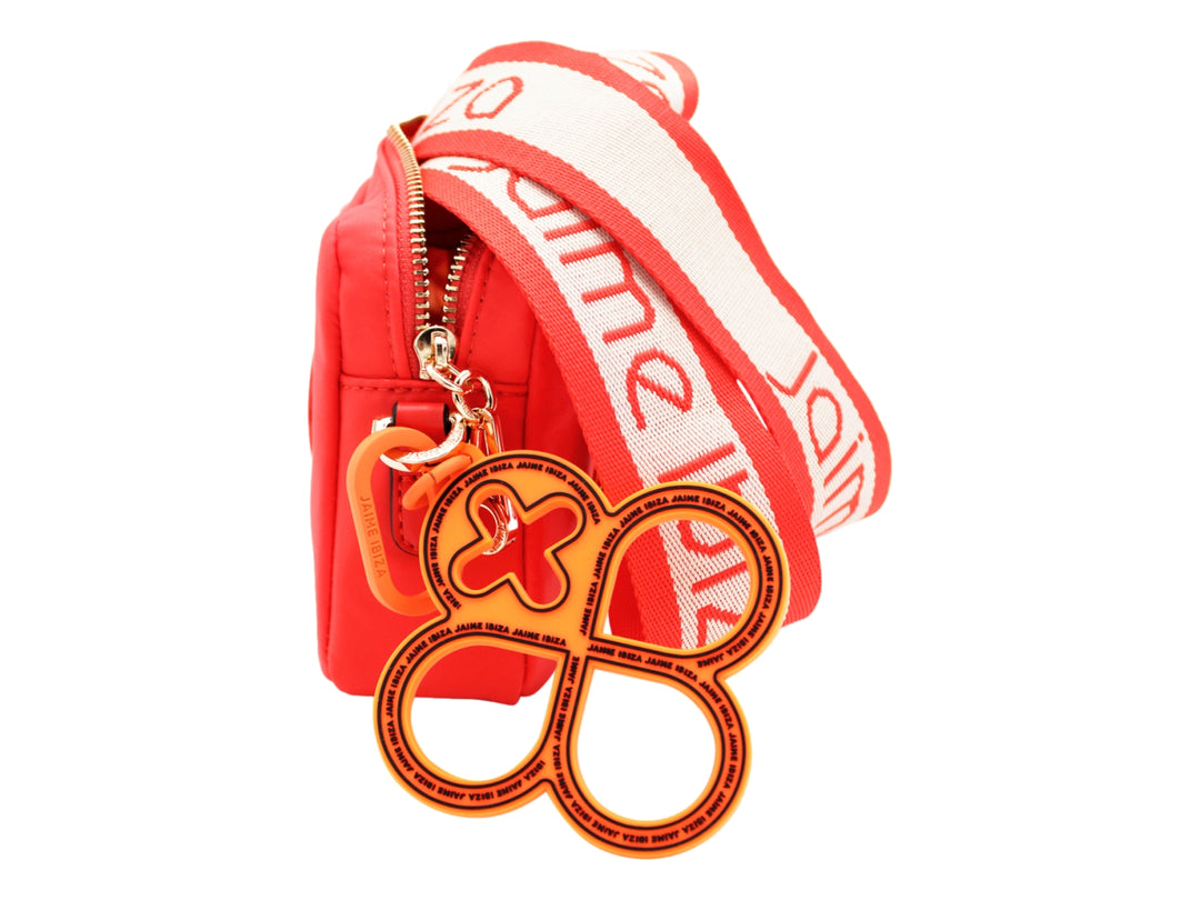 Bolso crossbody rojo de Jaime Ibiza con diseño rectangular y detalle decorativo en relieve al frente.