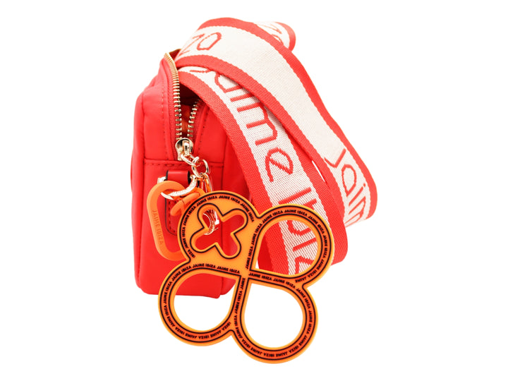 Bolso crossbody rojo de Jaime Ibiza con diseño rectangular y detalle decorativo en relieve al frente.