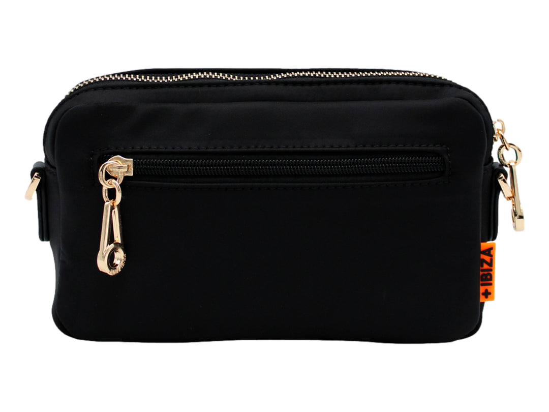 Bolso crossbody negro de Jaime Ibiza con emblema frontal decorativo y herrajes dorados.