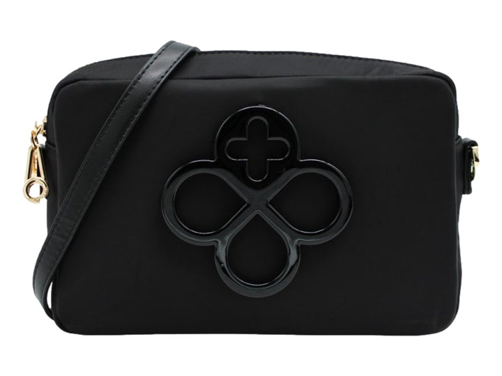 Bolso pequeño color negro con correa y un emblema decorativo frontal.