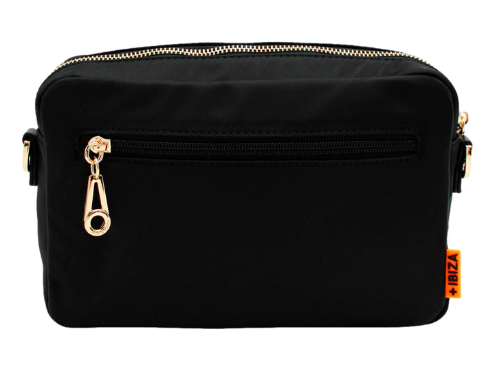 Bolso pequeño color negro con correa y un emblema decorativo frontal.