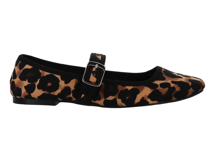 Zapato plano para niña con estampado de leopardo en negro y marrón y hebilla plateada.
