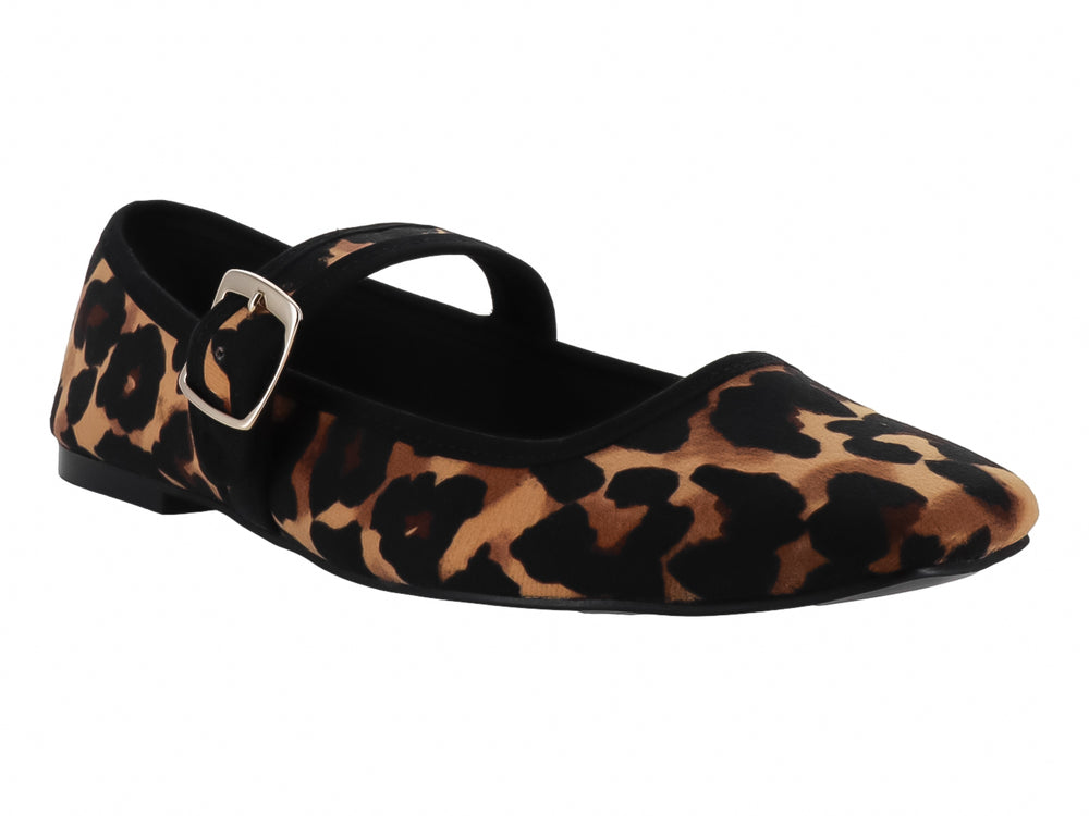 Zapato plano para niña con estampado de leopardo en negro y marrón y hebilla plateada.