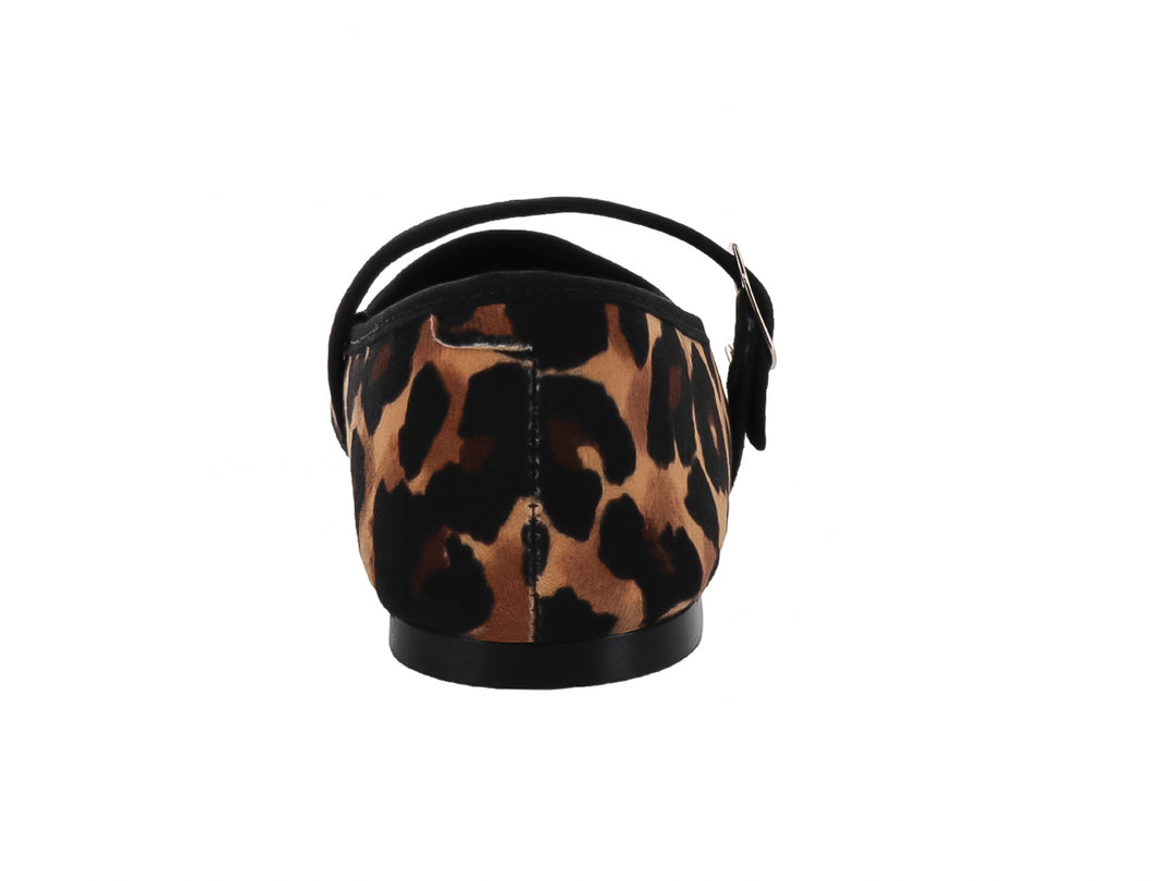 Zapato plano para niña con estampado de leopardo en negro y marrón y hebilla plateada.