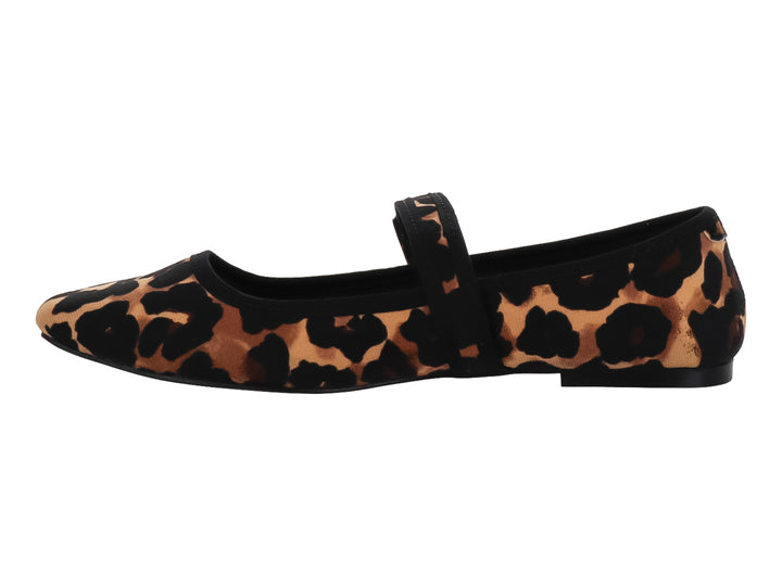 Zapato plano para niña con estampado de leopardo en negro y marrón y hebilla plateada.