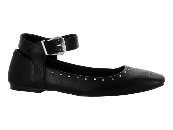 Zapato plano negro con correa, hebilla plateada y pequeños detalles metálicos laterales.