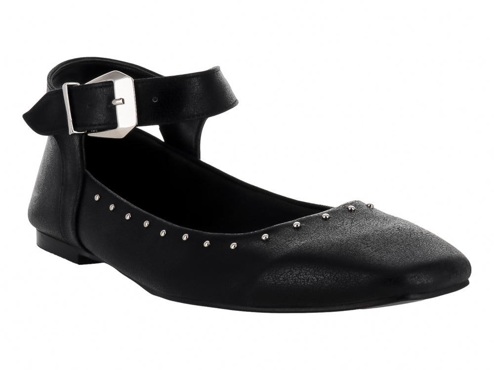 Zapato plano negro con correa, hebilla plateada y pequeños detalles metálicos laterales.