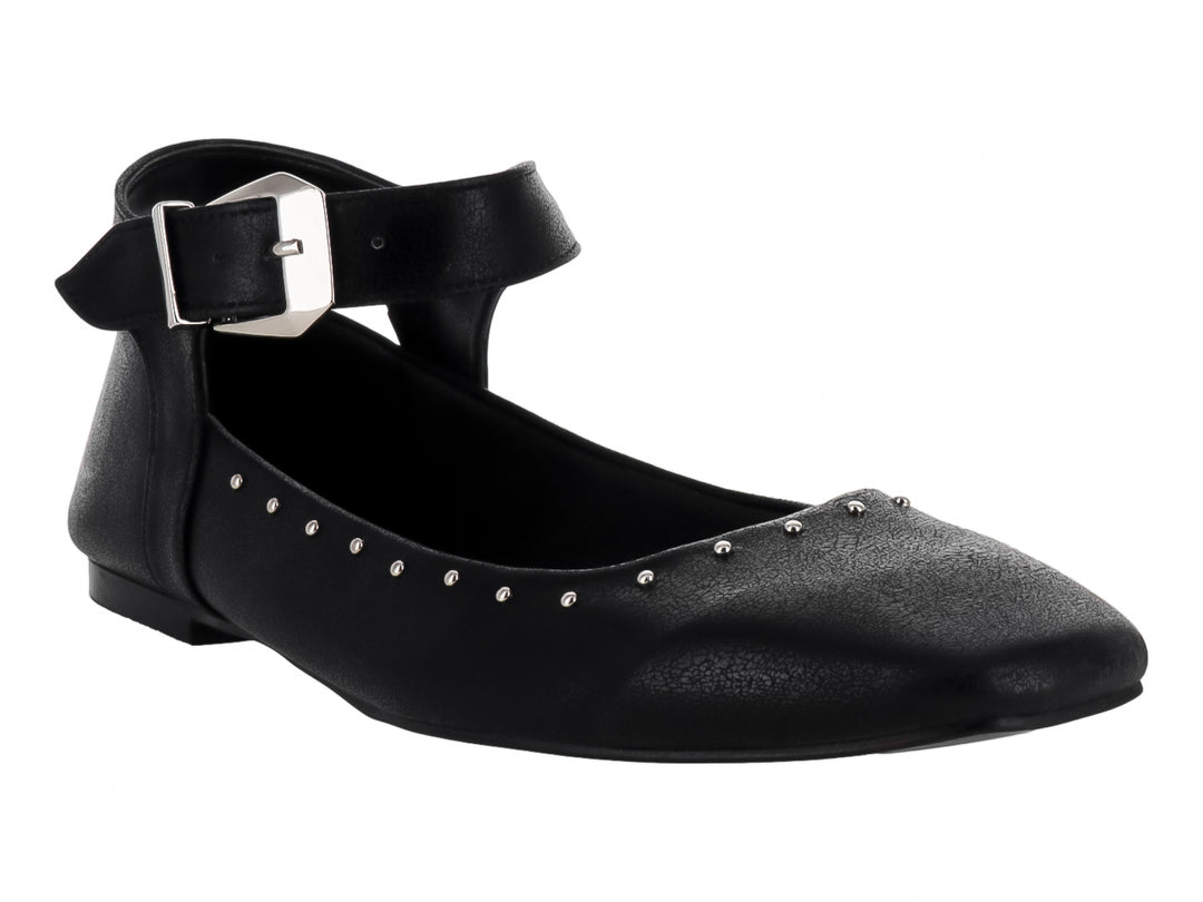Zapato plano negro con correa, hebilla plateada y pequeños detalles metálicos laterales.