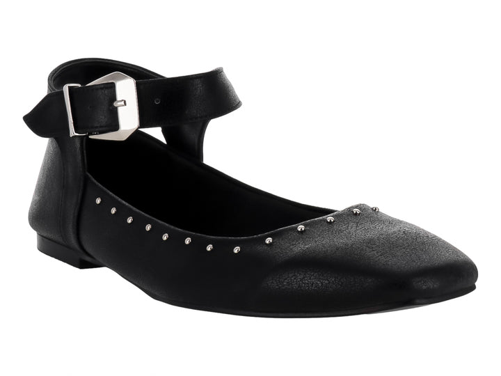 Zapato plano negro con correa, hebilla plateada y pequeños detalles metálicos laterales.