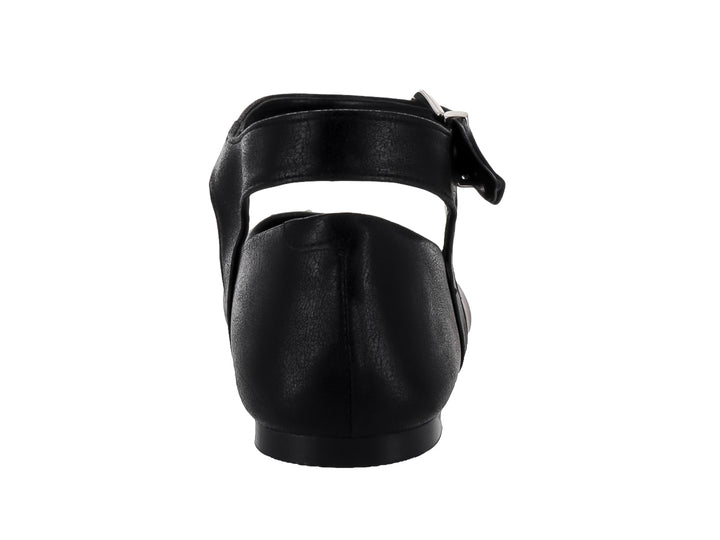 Zapato plano negro con correa, hebilla plateada y pequeños detalles metálicos laterales.