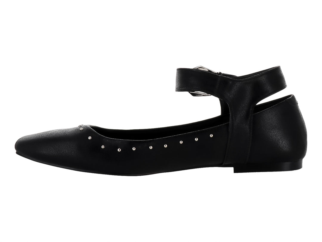 Zapato plano negro con correa, hebilla plateada y pequeños detalles metálicos laterales.